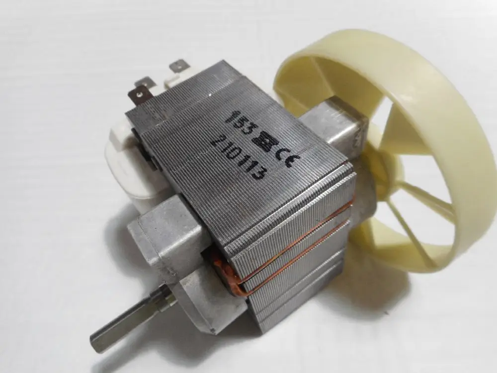 Remeha Lineardruckentspanner mit einem Motor und einem Ventilatorblatt, erkennbar an der Kupferwicklung und den Anschlussklemmen. Gerätenummer auf dem Gehäuse sichtbar.